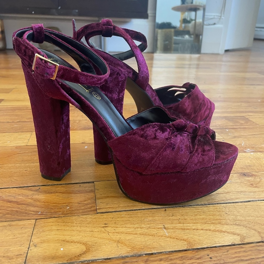Amazing velvet ankle strap platforms 41